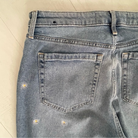 HOLLISTER Ultra High Rise Mom Jean Vintage Stretch floral Daisy Embroidery, 30” - Picture 8 of 17